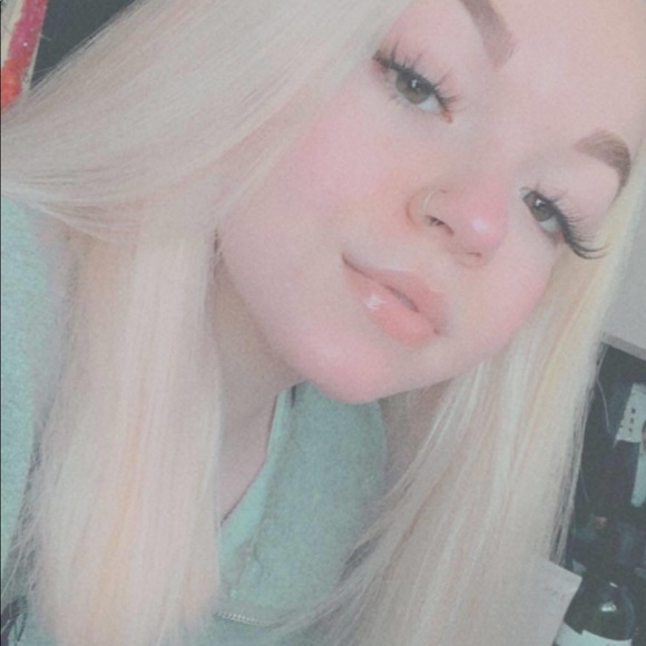 Meet your Posher, Lyndsay - Picture 2 of 2